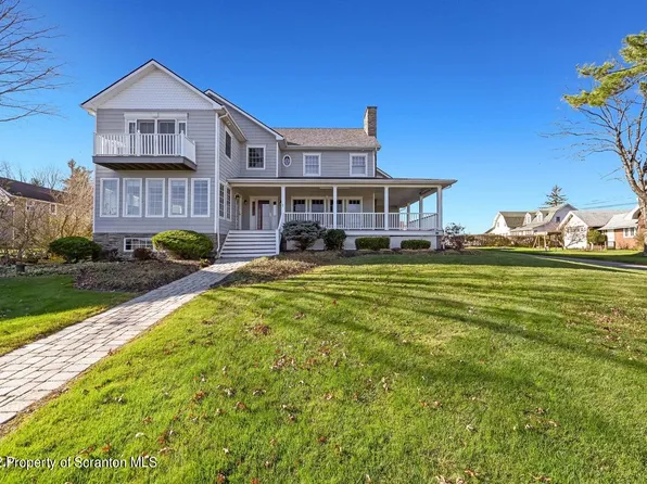 979 Crystal Park Blvd, Clifford Township, PA 18407