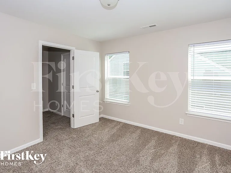 140 Kingston Dr — Photo 10