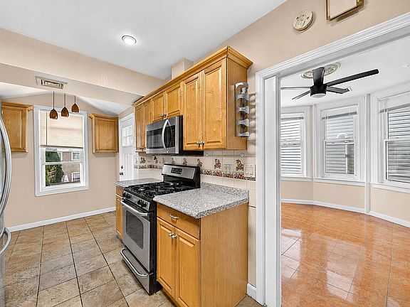 3rd image of 76-30 Parklane S