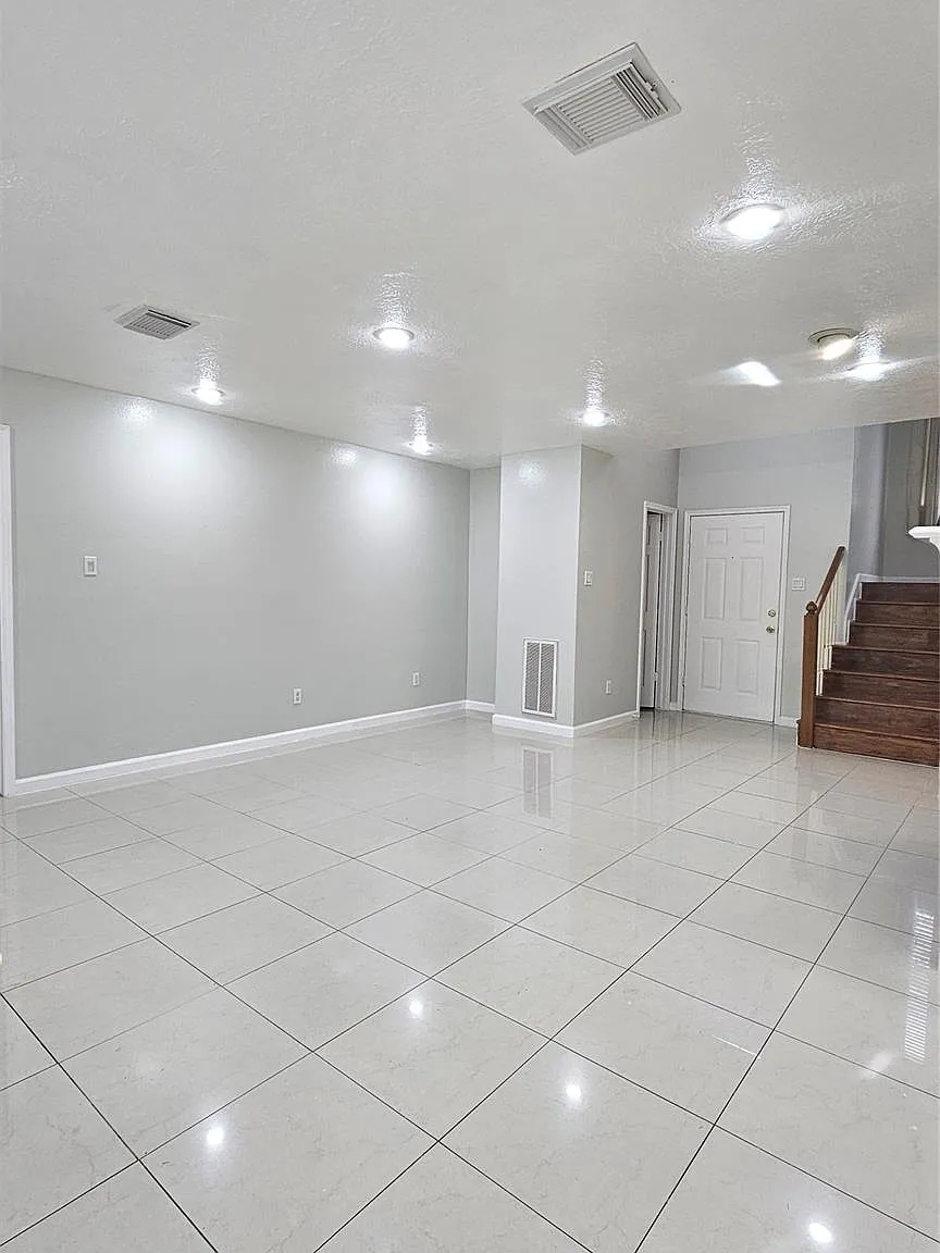 3 bed, 2.5 bath, 2007 sqft, $2,400 — Photo 3