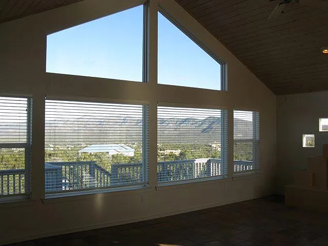 3 bed, 2.5 bath, 2200 sqft, $3,300 — Photo 3