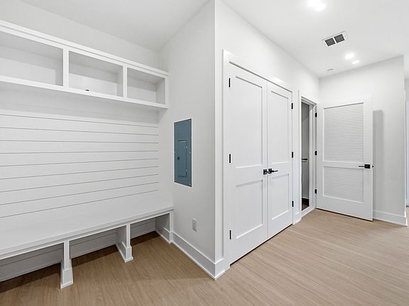 4th image of 561-565 Broadway #D