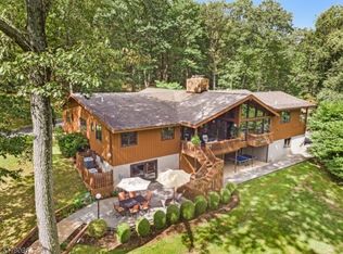 18 Carriage Hill Dr, Far Hills, NJ