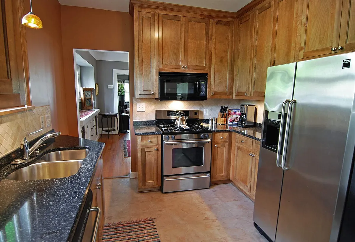 Custom cabinetry and upgraded appliances - 5100 Xerxes Ave S