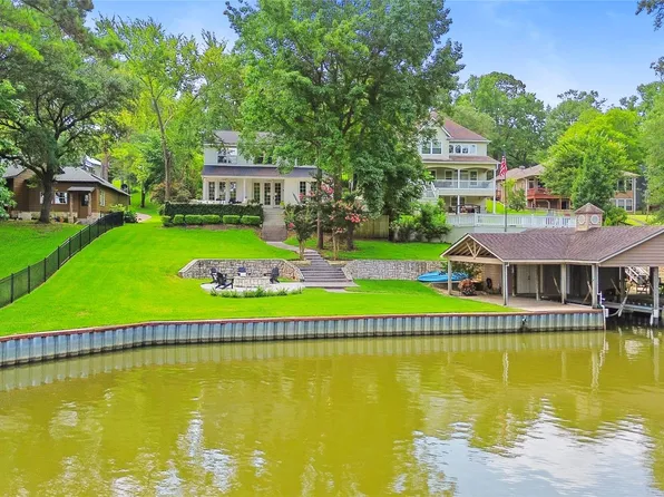81 Lake Oaks Blvd, Coldspring, TX 77331