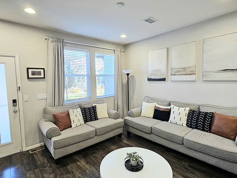 16091 E 47th Pl — Photo 3