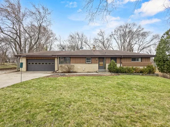 15945 Smith Dr, Brookfield, WI 53005