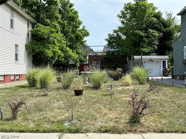 963 Evangeline Rd, Cleveland, OH 44110