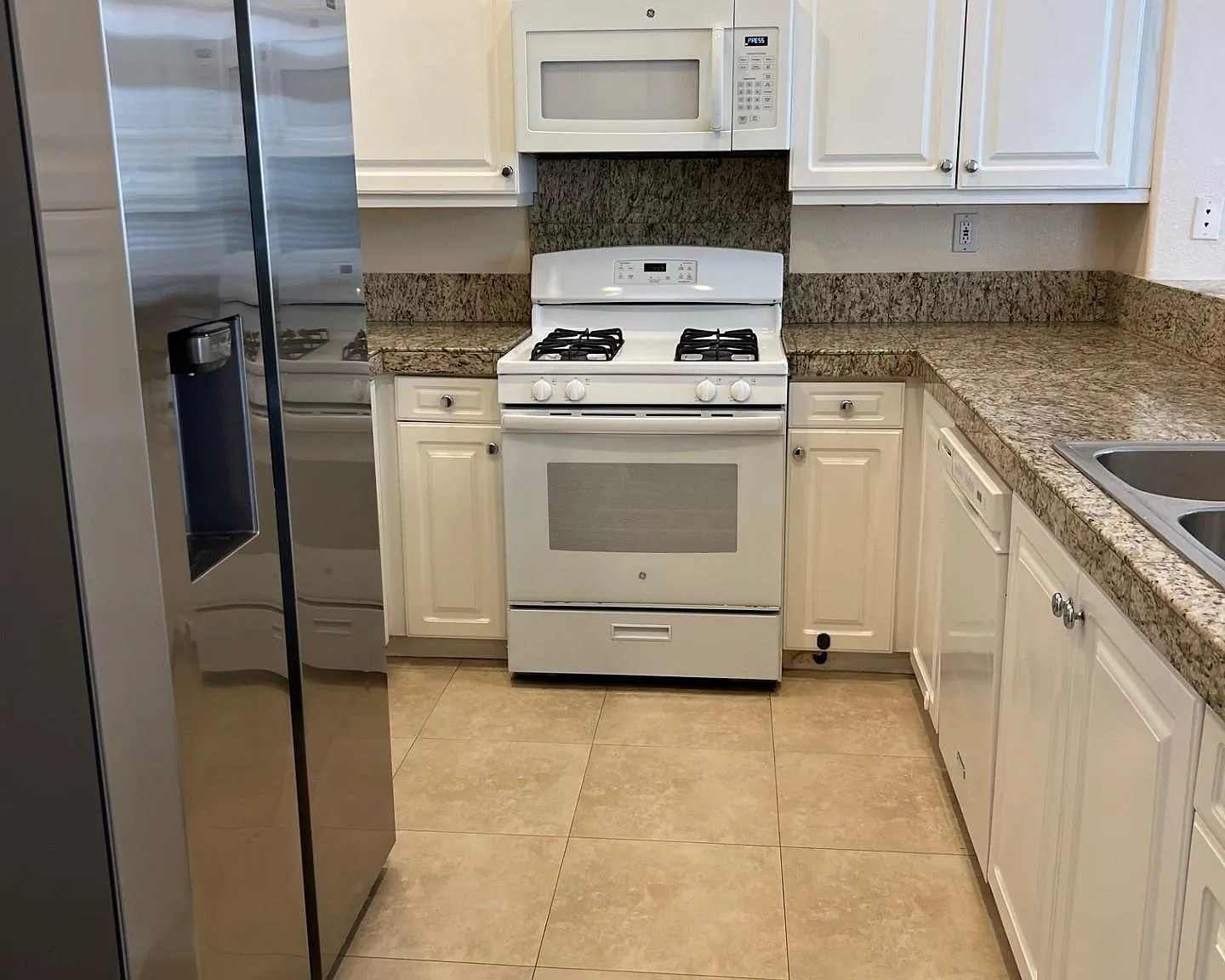 2 bed, 2.5 bath, 1347 sqft, $3,750 — Photo 4