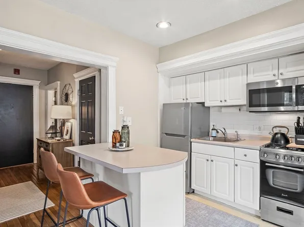 285 Lynn Shore Dr APT 104, Lynn, MA 01902