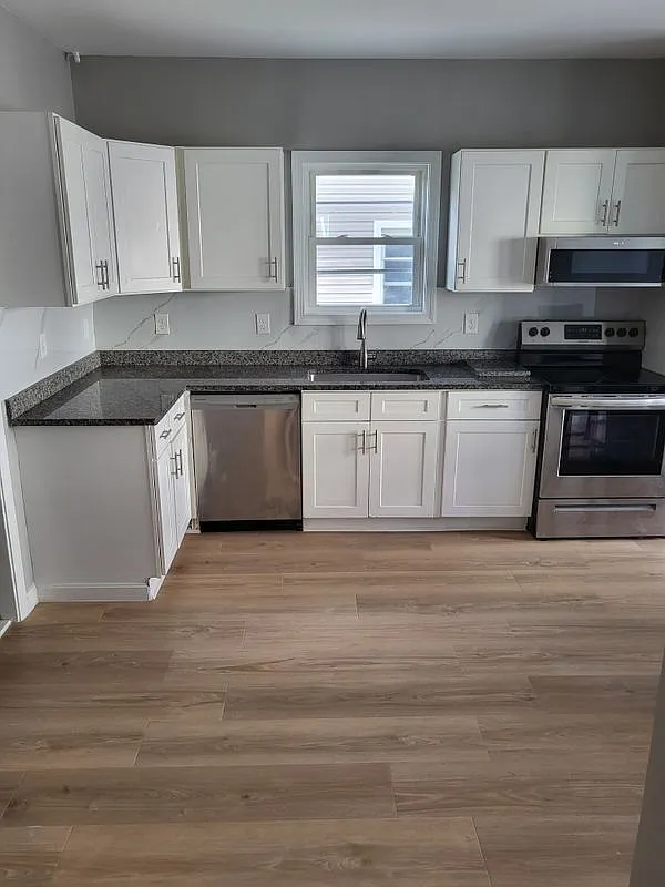 5 bed, 2.0 bath, 1372 sqft, $2,400 — Photo 1