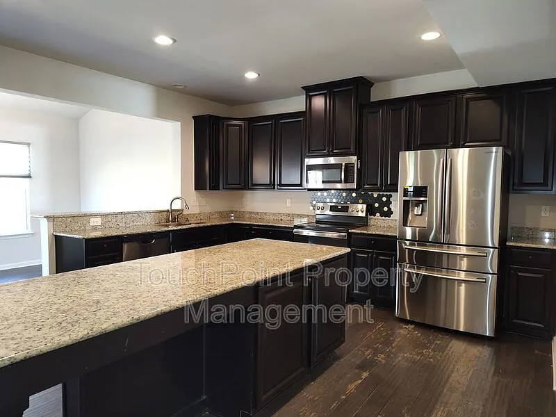 4 bed, 2.5 bath, 3251 sqft, $2,900 — Photo 2
