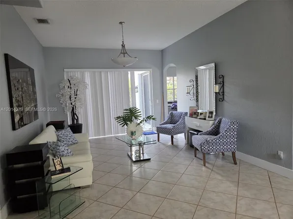 1101 NW 180th Ave, Hollywood, FL 33029