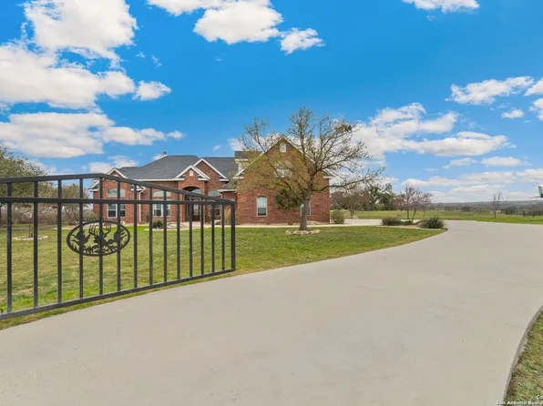 312 Private Road 5752, Devine, TX 78016