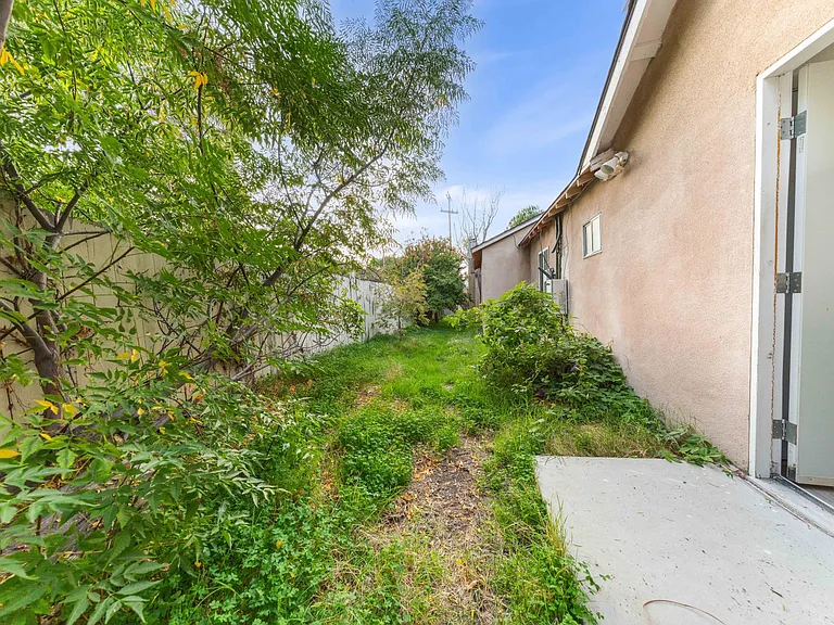 10554 Plainview Ave — Photo 43
