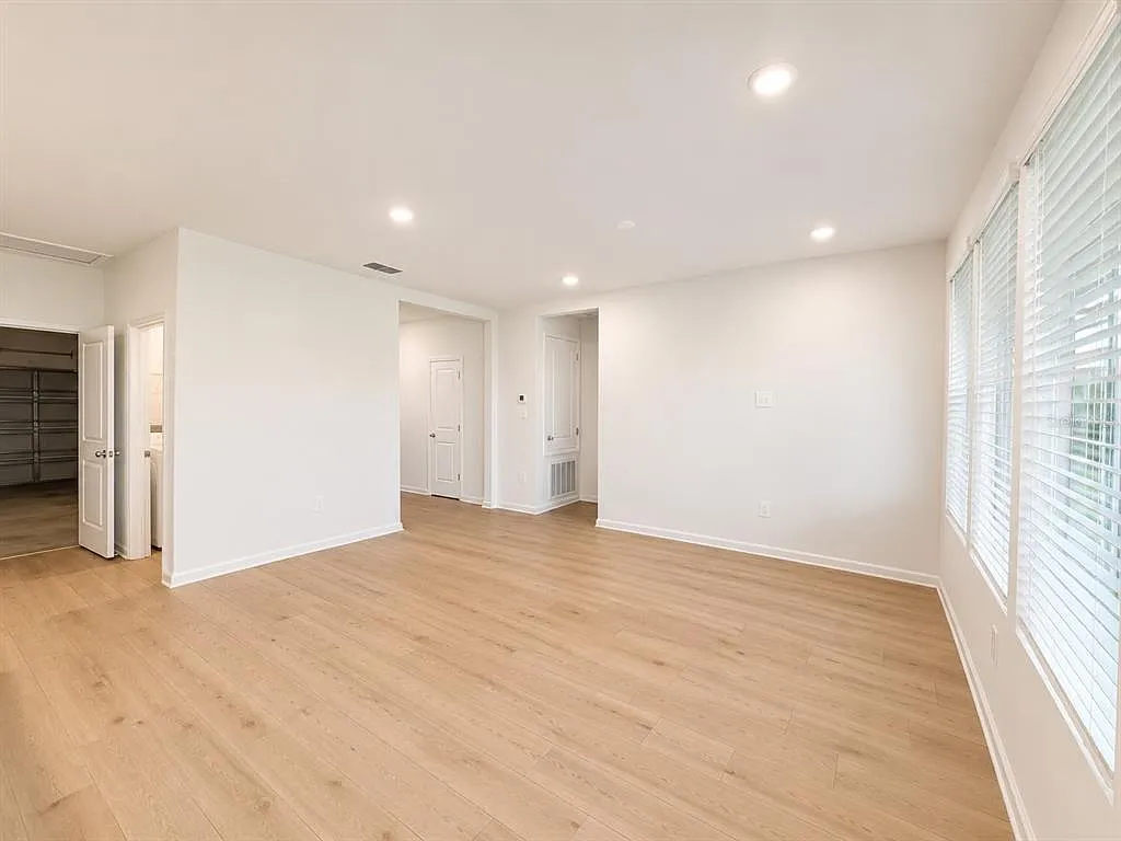 3 bed, 2.0 bath, 1559 sqft, $2,100 — Photo 3