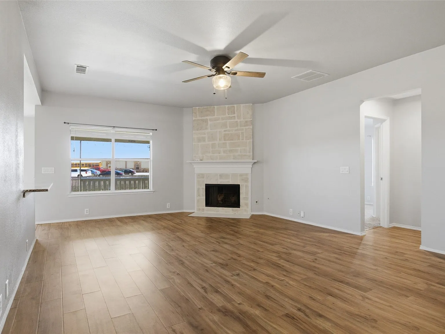 3 bed, 2.0 bath, 1668 sqft, $2,100 — Photo 3