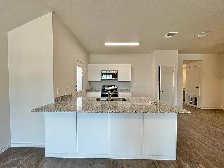 1704 Clovis Dr — Photo 4