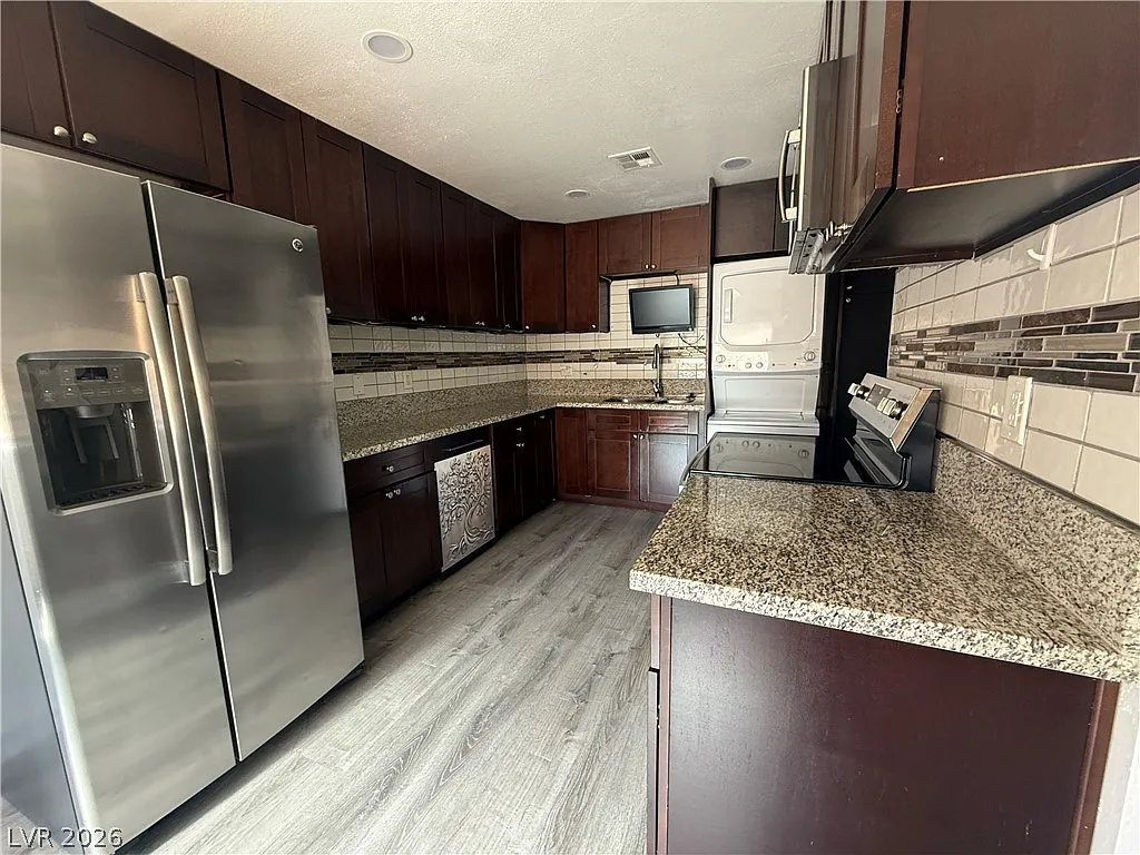 3 bed, 2.0 bath, 3952 sqft, $1,500 — Photo 2