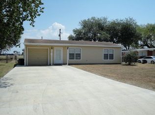 104 Travis St, Port Lavaca, TX 77979