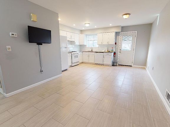 4th image of 221 Carlyle Grn