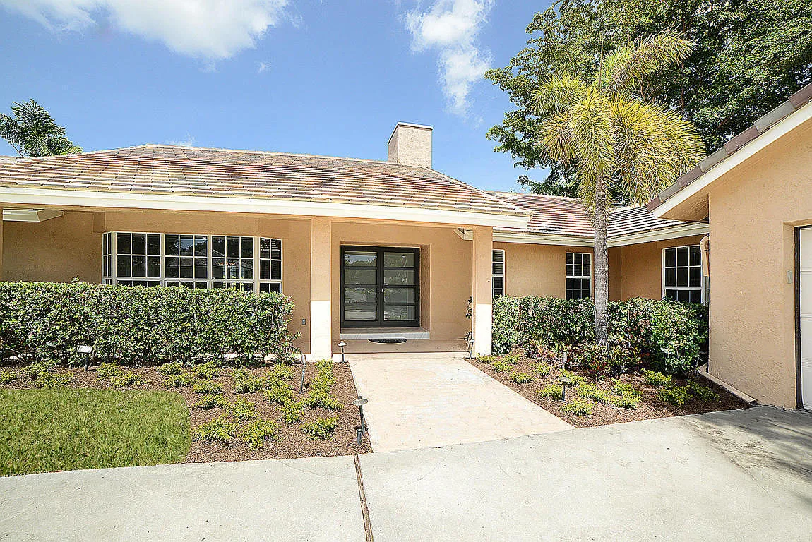 5 bed, 4.0 bath, 3741 sqft, $9,800 — Photo 2