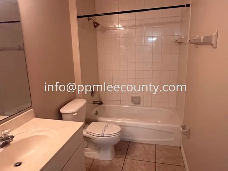 4618 SW 7th Pl — Photo 9