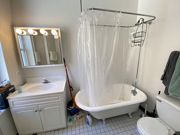 4th image of 5528-30 N Kenmore Ave #209