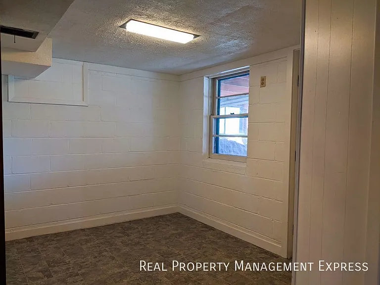 2611 S Duluth Ave — Photo 13
