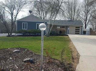 724 Valley View Rd, Saint Peter, MN 56082