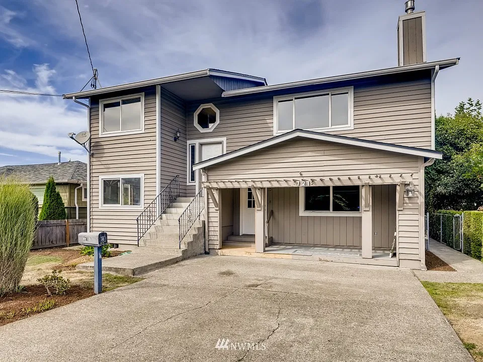 Don't miss this great opportunity to take over ownership of this wonderful home in the beautiful neighborhood of Maplewood, close to shopping, restaurants and more. 