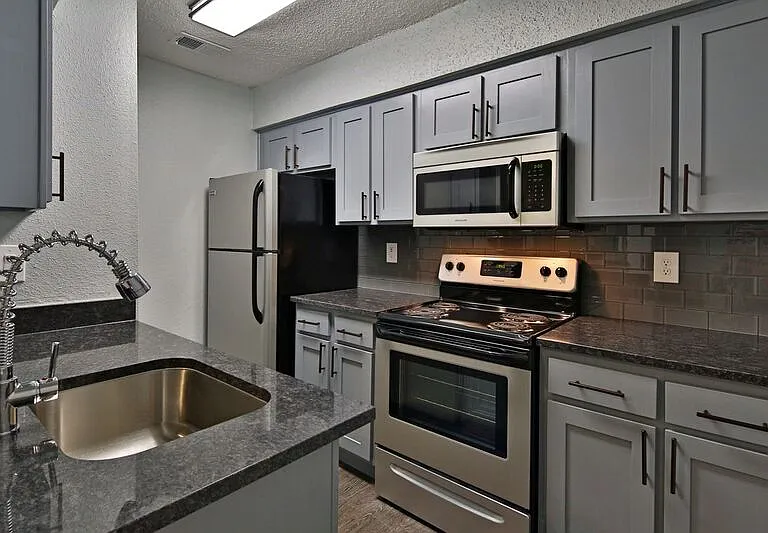 Verde Apartments — Photo 2