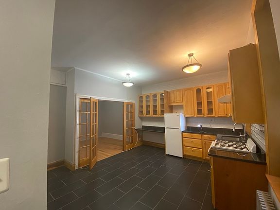 5th image of 146 Stanton St #1D