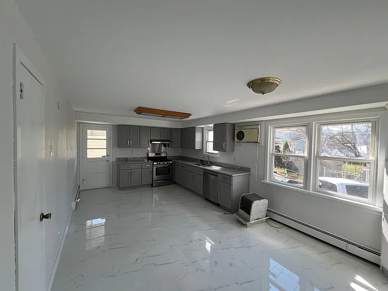 Large Eat In Kitchen 20.5 Ft x 12 Ft.