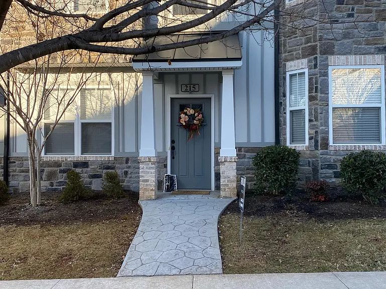 215 Capstone Dr — Photo 2