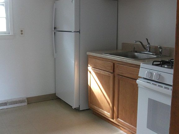5th image of 928 Northway St APT 1