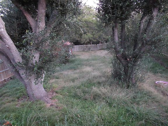 3rd image of 905 Country Club Cir