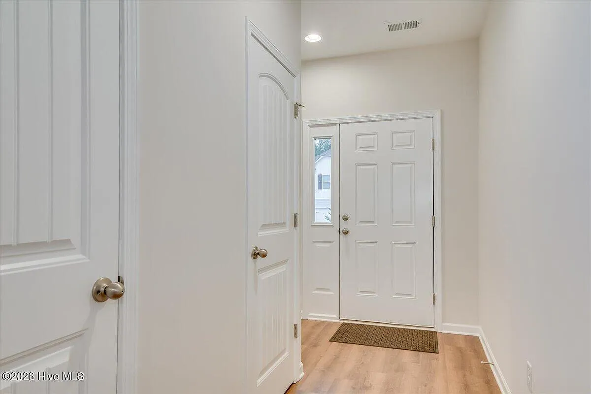 4 bed, 2.5 bath, 1861 sqft, $2,100 — Photo 3