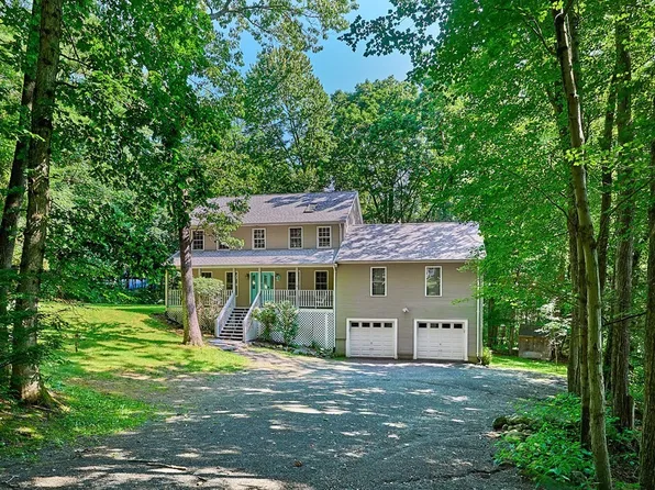 16 Maplecrest Dr, Belchertown, MA 01007