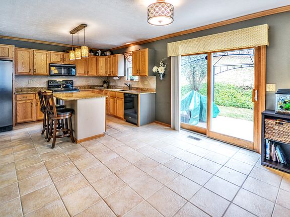 4th image of 140 Bayberry Ln