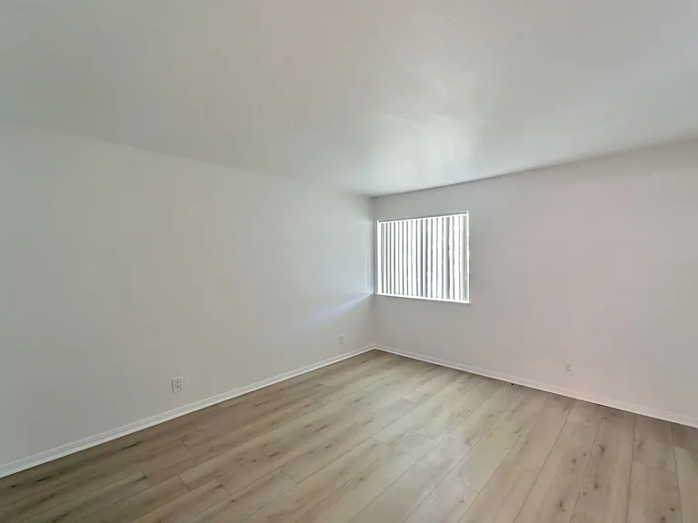 Valencia Apartments — Photo 14