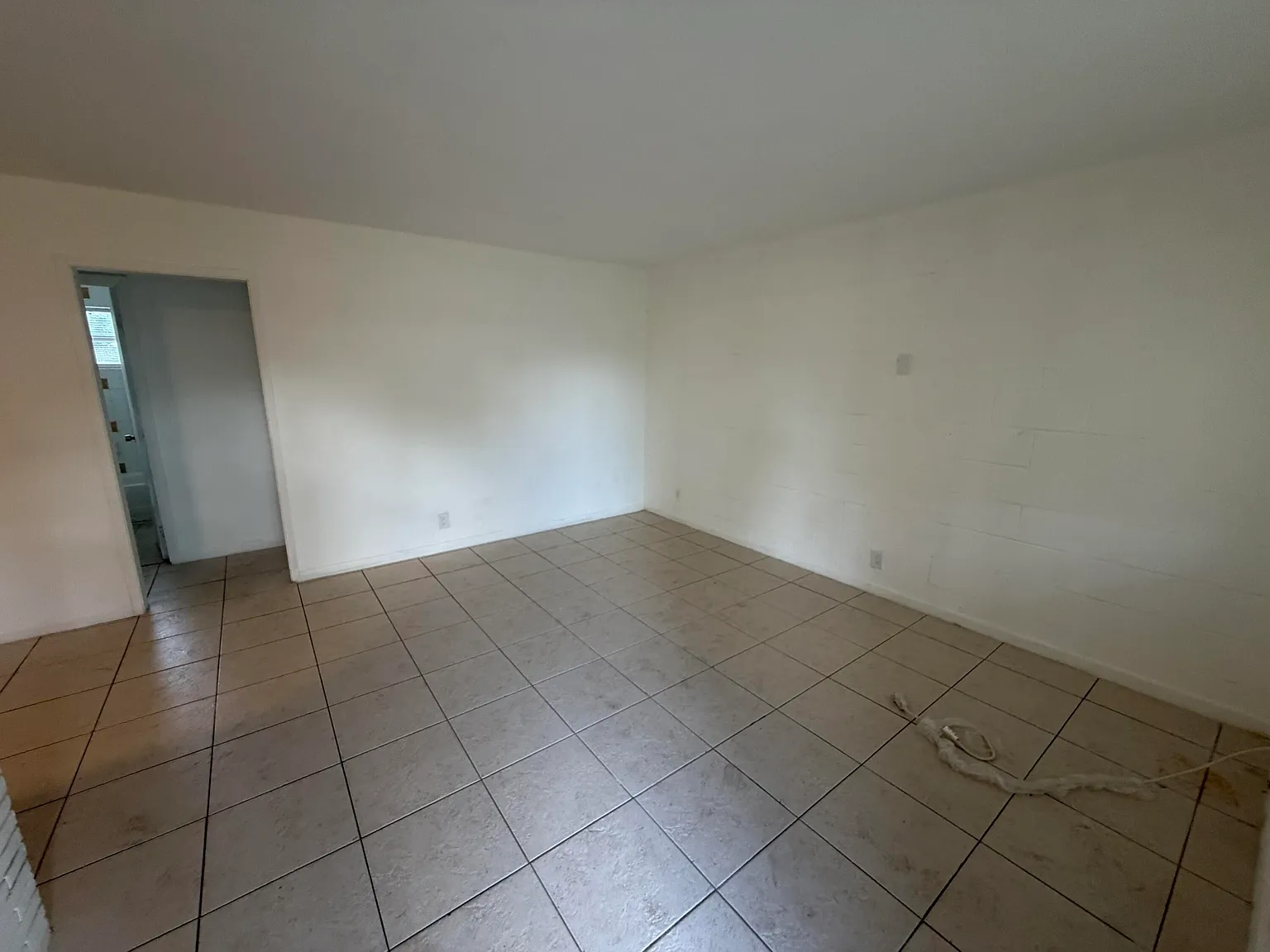 3 bed, 1.0 bath, 2595 sqft, $1,850 — Photo 3
