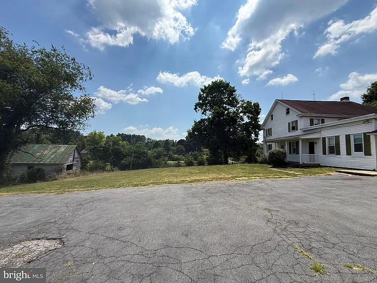 1001 School House Ln — Photo 2