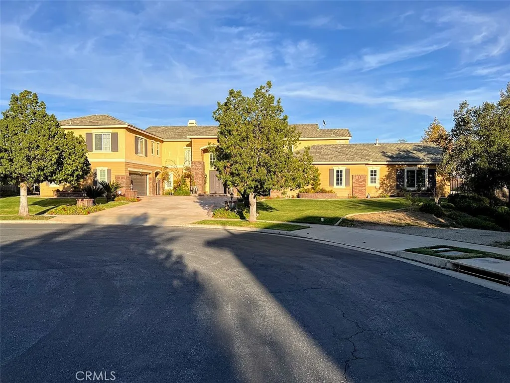 5 bed, 4.5 bath, 5317 sqft, $7,740 — Photo 1