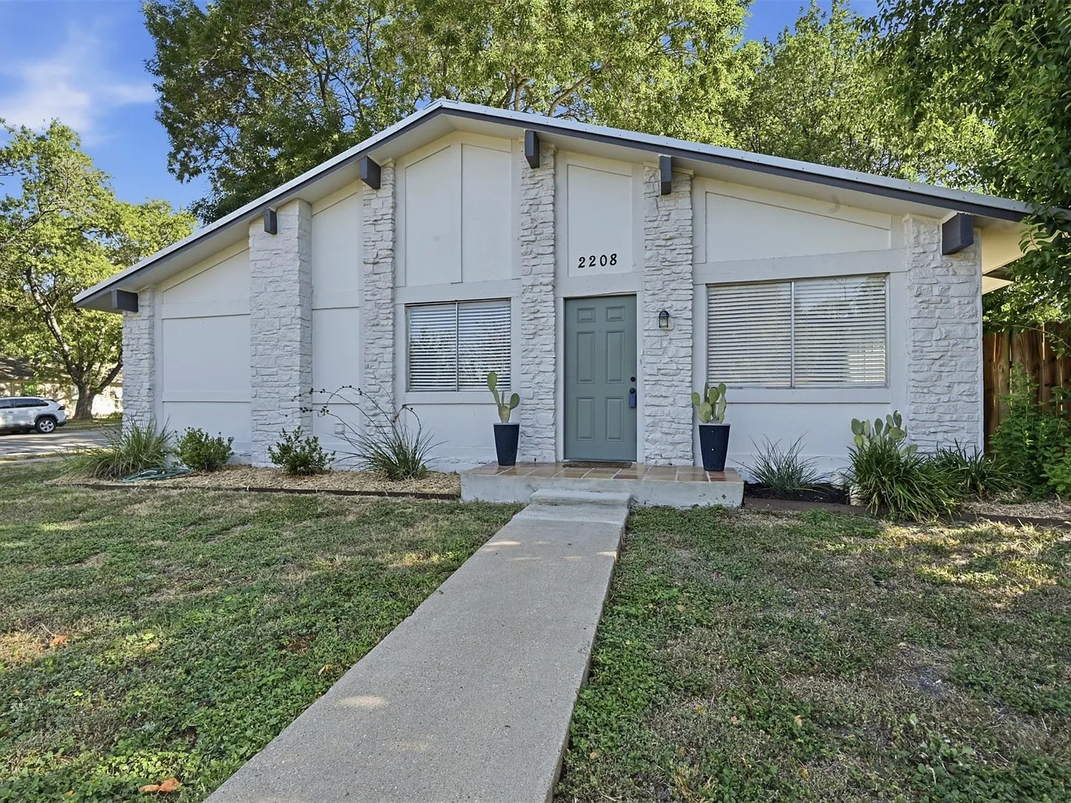 3 bed, 1.5 bath, 1209 sqft, $2,000 — Photo 1