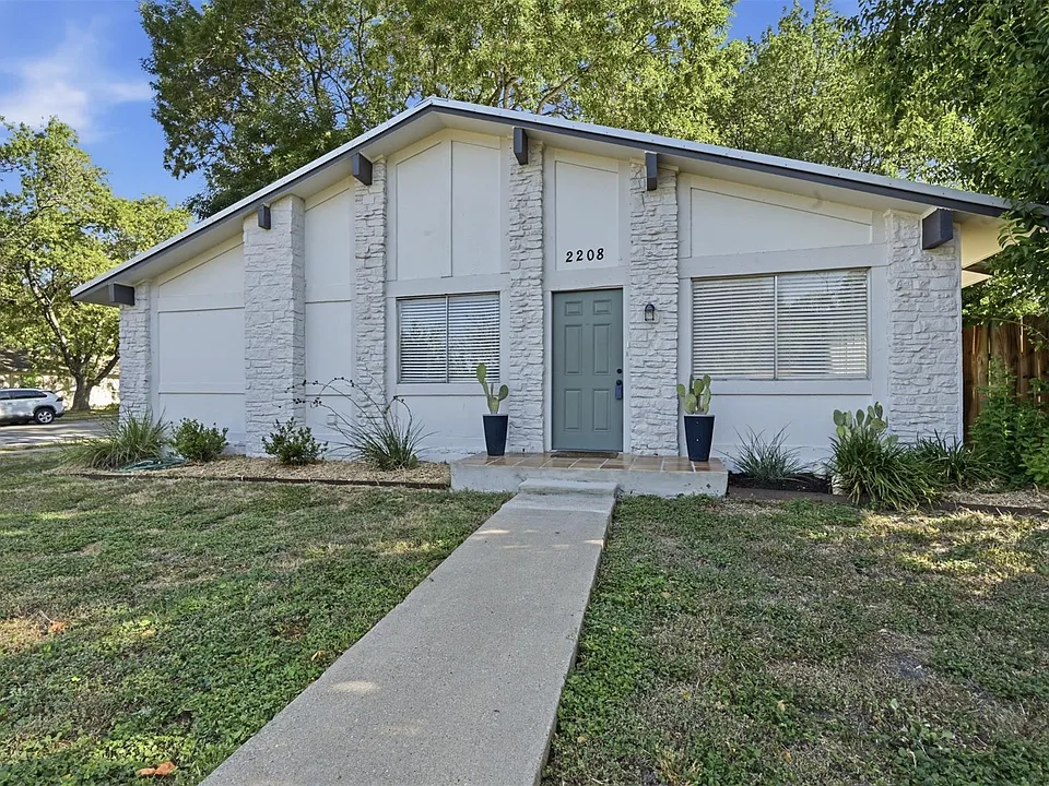 2208 Deadwood Dr