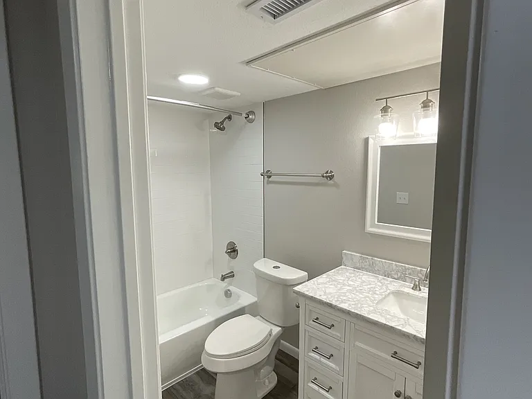 Lake Breeze Apartments — Photo 10