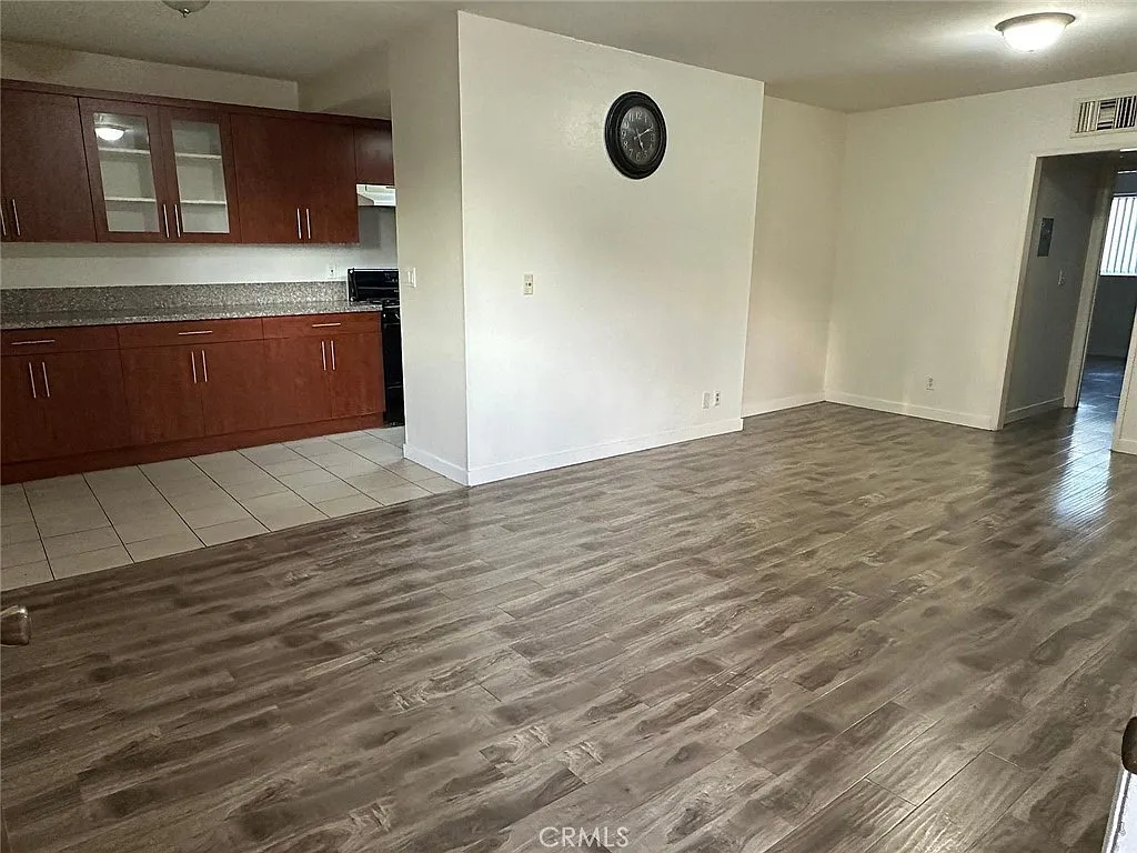 1 bed, 950 sqft, $1,800 — Photo 3