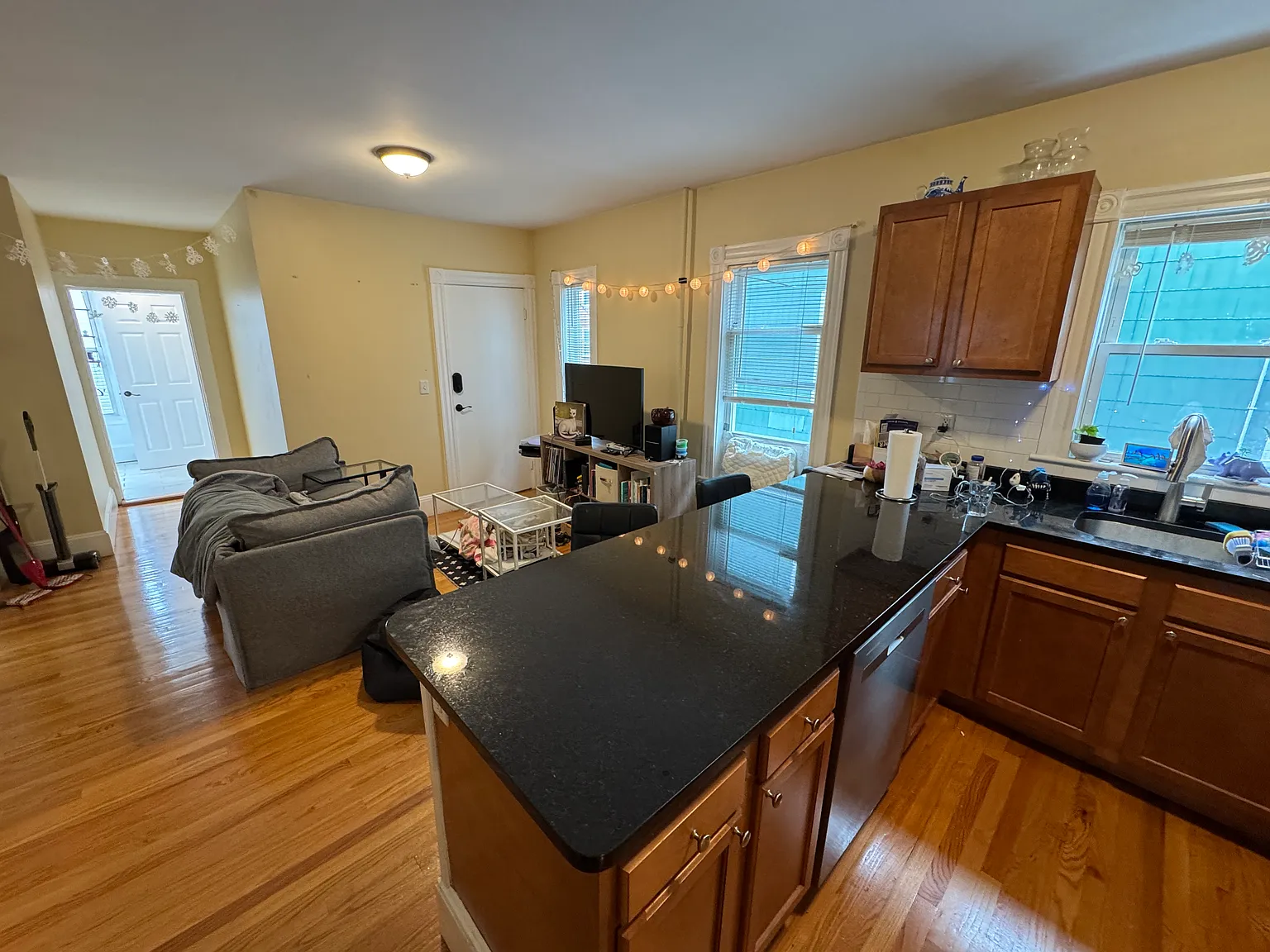 4 bed, 9999 sqft, $5,100 — Photo 1