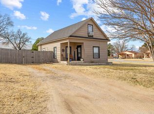 221 W 8th St, Shattuck, OK 73858